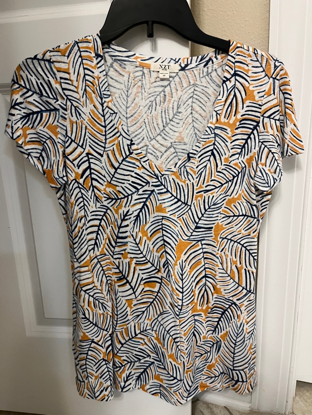 Women's Nic & Zoe Orange Leaf Print Linen/Rayon V-Neck Top